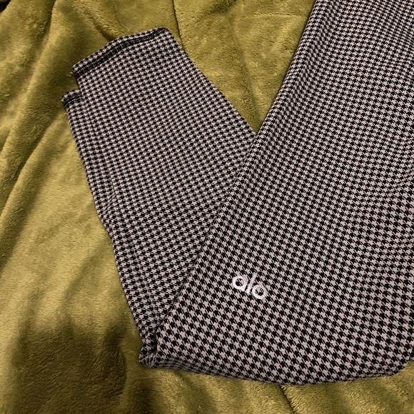 Alo Yoga Women's Black and White Leggings - Picture 4 of 4